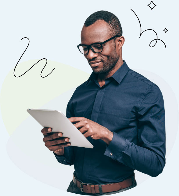 Ein Mann mit Brille benutzt einen Tablet-Computer, um im Internet zu surfen oder verschiedene Aufgaben zu erledigen.