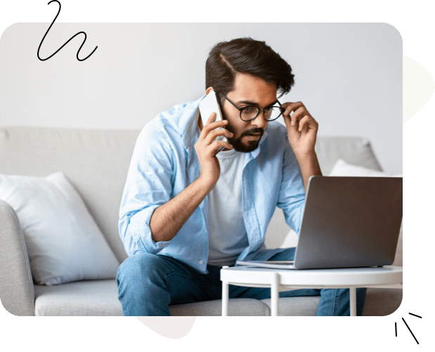 Ein Mann telefoniert mit dem Kundendienst und sieht sich seine Webseite an