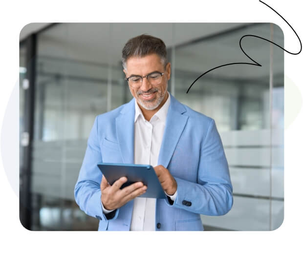 Ein Geschäftsmann im blauen Anzug benutzt ein Tablet.