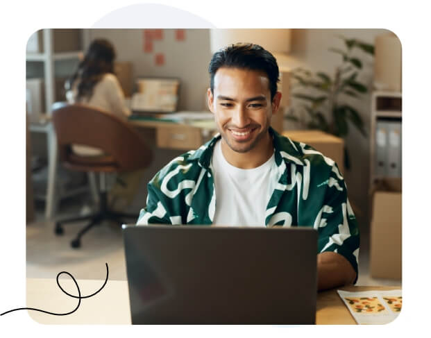 Ein Mann arbeitet an einem Laptop