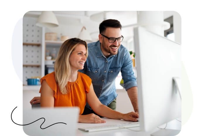 Ein Mann und eine Frau arbeiten gemeinsam an einem Laptop.