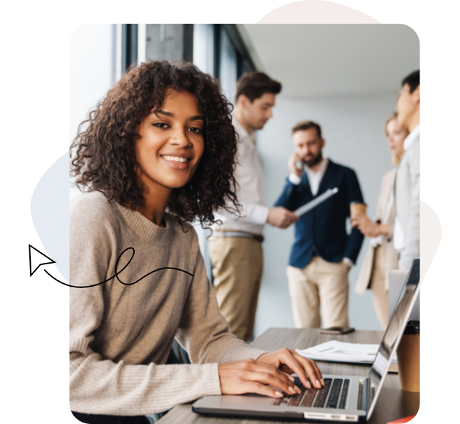 Eine Person, die einen Laptop benutzt, um nach Stellenangeboten in der digitalen Marketingbranche zu suchen.